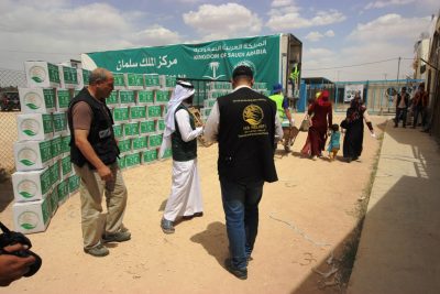 مركز الملك سلمان للإغاثة يوزع “108” طناً من السلال الرمضانية في مخيمي الزعتري والأزرق