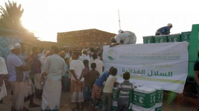 مركز الملك سلمان للإغاثة يدشن مشروع توزيع “8,000” سلة غذائية في محافظة سقطرى باليمن 