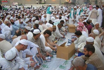 الفيصل يوجه بتوزيع وجبات سحور على ضيوف الرحمن