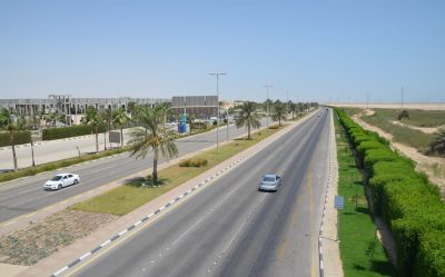 بلدية رأس تنورة تنهي أعمال تطوير وزراعة جانبي طريق الملك عبد العزيز