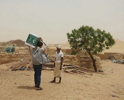 “مركز الملك سلمان للإغاثة” يوزع سلال غذائية بمحافظة حجة في اليمن