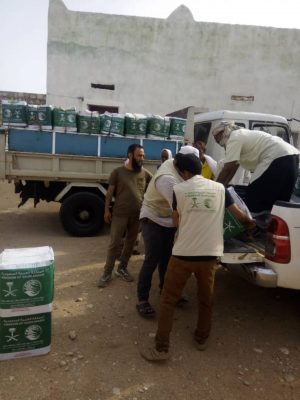 “مركز الملك سلمان” يواصل توزيع السلال الغذائية  على عدد من القرى في محافظة سقطرى