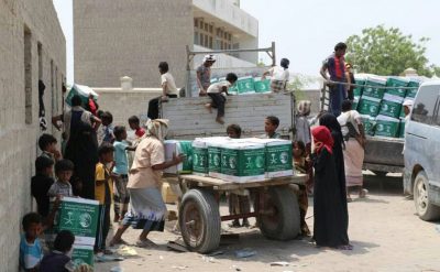 “مركز الملك سلمان” يوزع 300 سلة غذائية على النازحين والمتضررين بمديرية التحيتا في اليمن