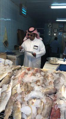 بلدية الجبيل تغلق عدد من محلات بيع الاسماك وتضبط أسماك فاسدة