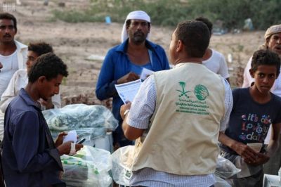“مركز الملك سلمان للإغاثة” يوزع مواد إيوائية في مخيم بئر فضل بعدن