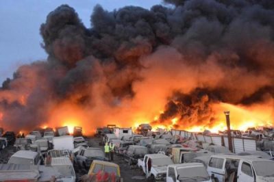 مدني مكة يخمد حريق هائل نشب في مجموعة من السيارات التالفة بتشليح حي بريمان