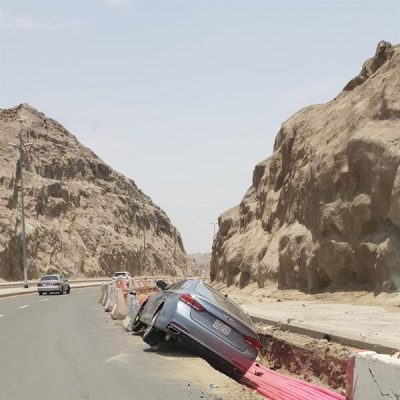مواطن يطالب بالتعويض لسقوط سيارته في حفرية بمكة المكرمة