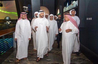 وزير الخارجية الإماراتي ومدير مكتب ولي العهد يتجولان ببرج الساعة في مكة