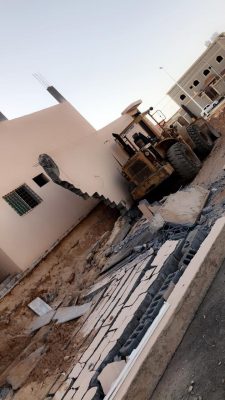 سقوط جدار لمنزل بحي الشفاء بمحافظة تيماء