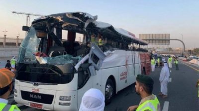 مقتل وإصابة “٢٠” شخصاً في اصطدام حافلة ركاب بلوحة إرشادية بدبي