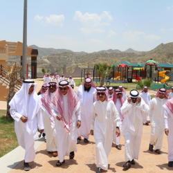 دارسات الحملة الصيفية للتوعية ومحو الأمية بمكة يرسمن العلم السعودي