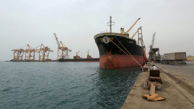 التحالف: التعامل مع قارب حوثي مفخخ قبل استهدافه سفينة تجارية