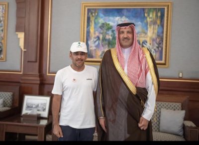 أمير المدينة المنورة يستقبل الرحالة السعودي البارقي
