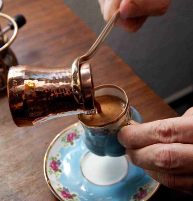 باحثون أستراليون : شرب القهوة لا يزيد من خطر الإصابة بالسرطان