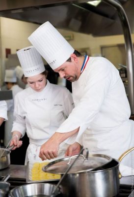 مفاجأة الهيئة الملكية لمحافظة العلا..شراكة مع مدرسة الطهي الفرنسية لتدريب وتطوير الطهاة