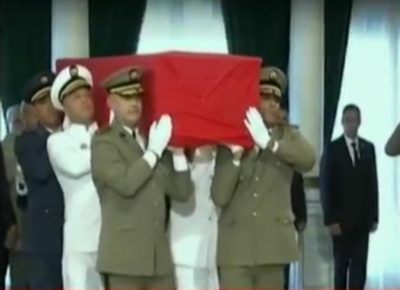 الأمير منصور بن متعب والأمير تركي بن محمد يشاركان في تشييع جثمان الرئيس التونسي