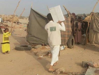 “مركز الملك سلمان للإغاثة” يوزع 800 كرتون تمور للنازحين والمتضررين بمحافظة الجوف في اليمن