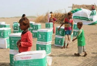 “مركز الملك سلمان” يوزع 1180 سلة غذائية على النازحين بمحافظة حجة في اليمن