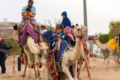 قافلة قرية الهجن تجول بالعائلات في مهرجان ولي العهد