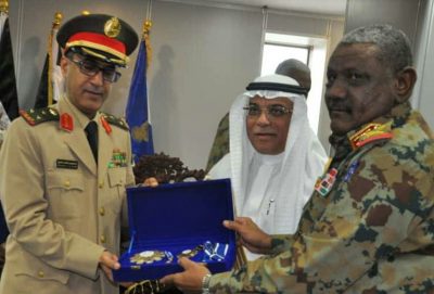 “رئيس المجلس العسكري السوداني” يمنح الملحق العسكري السعودي وسام النيلين