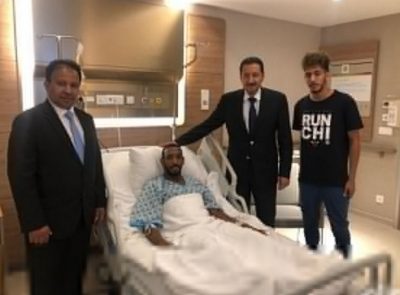 سفير المملكة لدى تركيا يزور المواطن المصاب بإطلاق نار