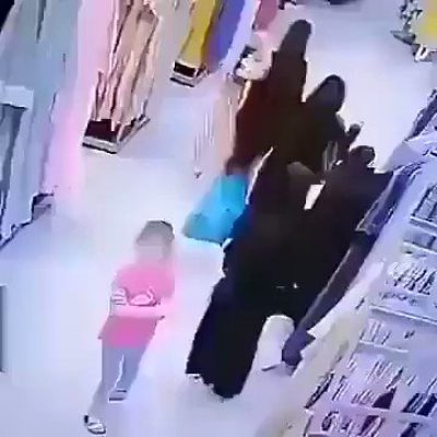 بالفيديو .. امرأة تسرق حقيبة أخرى بحيلة غريبة وخفة حركة