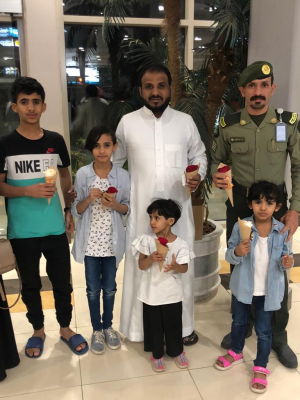 جوازات مطار الملك سعود بالباحة تعايد المسافرين بالورود
