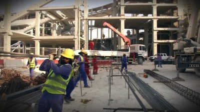 العفو الدولية: قطر لم تف بتعهداتها لتحسين ظروف العمال