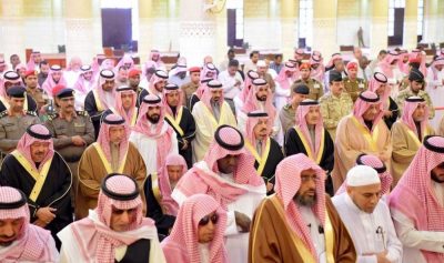 أمير الرياض يؤدي صلاة الميت على الأمير فيصل بن فهد بن مشاري بن جلوي آل سعود رحمه الله
