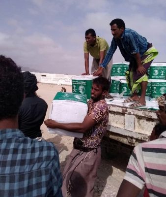 “مركز الملك سلمان” يوزع مساعدات غذائية في صعدة وسقطرى باليمن