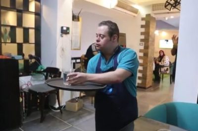 أول مقهى في مصر يديره أصحاب متلازمة داون