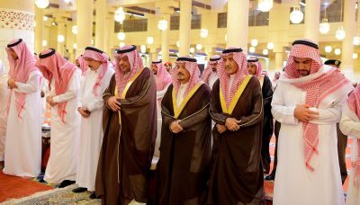 أمير الرياض يؤدي صلاة الميت على والدة الأمير نواف بن مساعد بن عبدالعزيز