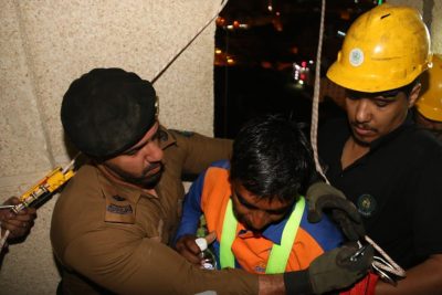 مدني مكة .. ينقذ شخصين احتجزا بداخل سلة في أعلى برج بحي العزيزية