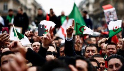 الجزائريون في تظاهرات الجمعة الـ”29″ يطالبون برحيل ما تبقى من رموز نظام بوتفليقة