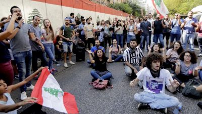 لبنان.. المتظاهرون يحذرون من محاولة التعتيم وإفشال احتجاجهم