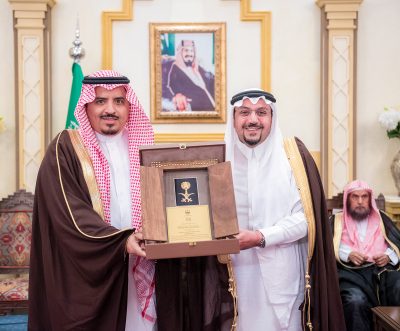الأمير فيصل بن مشعل يكرم مدير جامعة القصيم