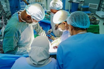 “فريق طبي سعوي” يختتم حملته لجراحة القلب المفتوح بمدينة المكلا في اليمن