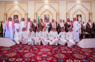 الأمير فيصل بن مشعل يكرم رئيس وأعضاء لجنة شباب محافظة عنيزة بمناسبة حصولها على أفضل أداء لعام 1440