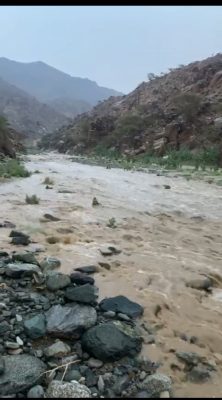 بالصور.. هطول أمطار وجريان الأودية شرق محافظة الليث