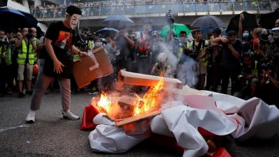 متظاهرون غاضبون يشعلون النيران في شوارع هونج كونج