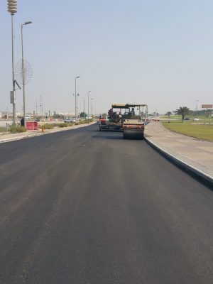 بلدية الجبيل تجري أعمال صيانة وسفلته عدد من شوارع المحافظة