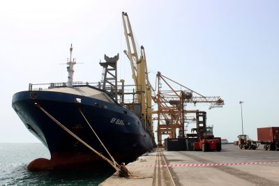 مليشيات الحوثي تتسبب في توقف سفن المشتقات النفطية قبالة ميناء الحديدة
