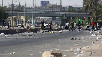 تجدد التظاهرات وسط بغداد.. ومقتل 8 في اشتباكات مع الأمن