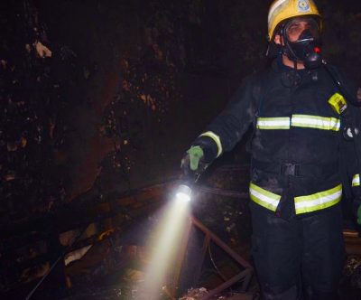 مدني تبوك يخمد حريقاً اندلع بمنزل وينقذ خمسة محتجزين