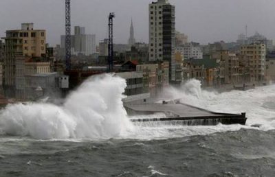 “هاجيبس” يقترب من اليابان وتحذيرات من فيضانات وانهيارات طينية