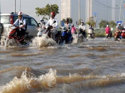 مصرع وإصابة “٨” أشخاص جراء الأمطار الغزيرة والفيضانات في فيتنام