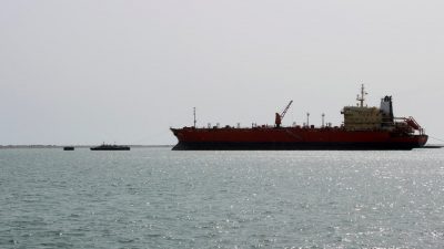 الحكومة اليمنية تسمح بدخول 4 سفن وقود إلى ميناء الحديدة