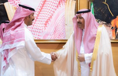 أمير منطقة الباحة يكرم المواطن عباس الزهراني لإنقاذه أسرة في سيول المخواة
