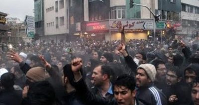 8 قتلى في مظاهرات عارمة بإيران