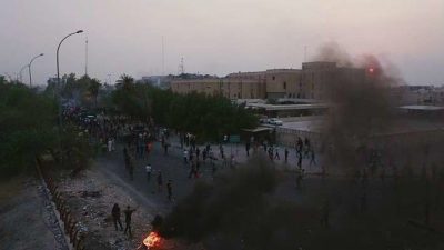 العراق.. أنباء عن سيطرة المتظاهرين على ميناء أم قصر